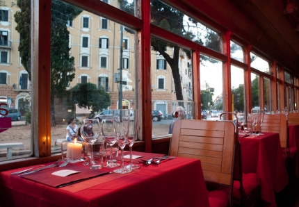 Cena a bordo di un tram a Roma